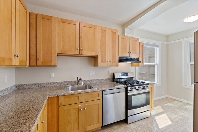 Building Photo - Spacious & Pet Friendly 1BR/1BA in Beautif...
