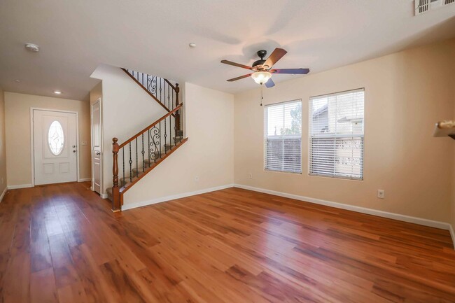 Building Photo - UPGRADED 3 BEDROOM HOME IN HENDERSON!