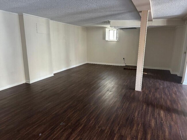 Foto del edificio - 970 Long Cres Dr