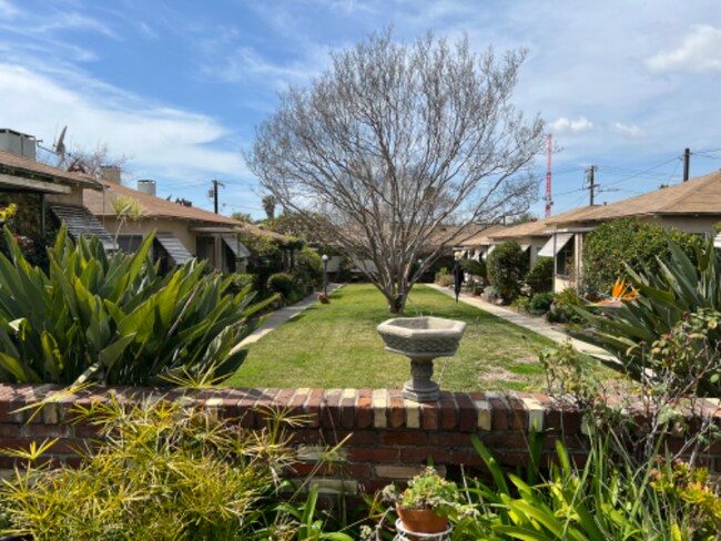 Building Photo - 645 S Marengo Ave