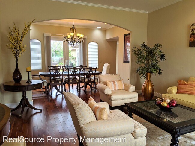Foto del edificio - 5 br, 3 bath House - 196 N. Cypress Avenue