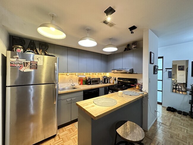 Foto del edificio - 1321 W Henderson St