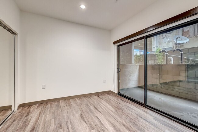 Building Photo - One Bedroom Townhome in Hollywood!