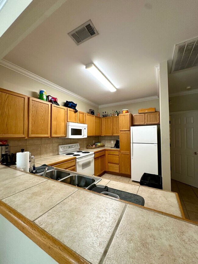 Building Photo - Courtney Place Condominiums 3BR 2BA