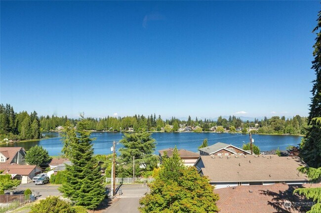 Foto del edificio - Martha Lake VIEWS; Top floor unit