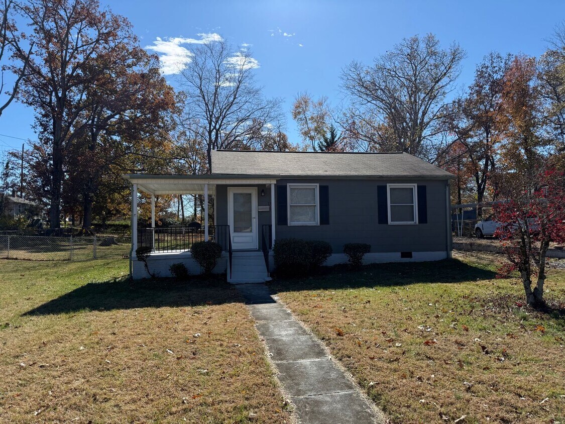 Foto principal - Charming 2 Bedroom Home With Spacious Yard!