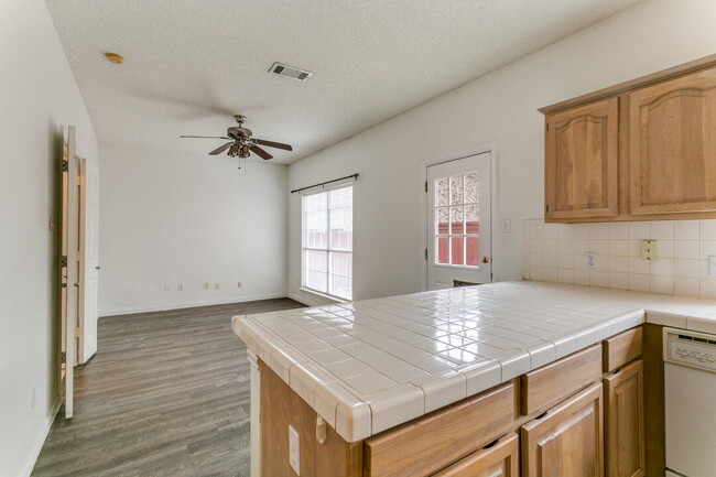 Foto del edificio - Bright & Spacious Home with Flex Room Near...