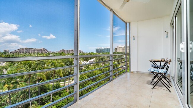Foto del edificio - 555 Crandon Blvd