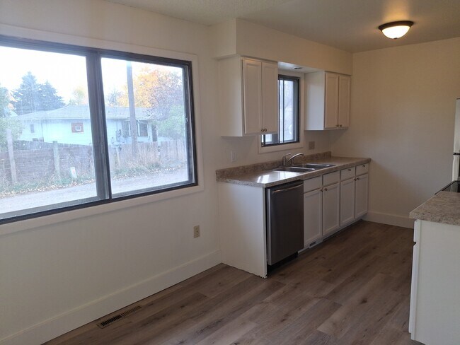 Building Photo - 402 N 19th Ave