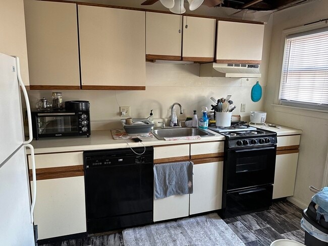 Building Photo - 5 Colony Rd