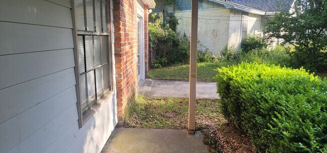 Foto del edificio - UPDATED 4/2 NW House w/ Stainless Steel Appliances & Huge Yard Available May 1st for $1695/month!