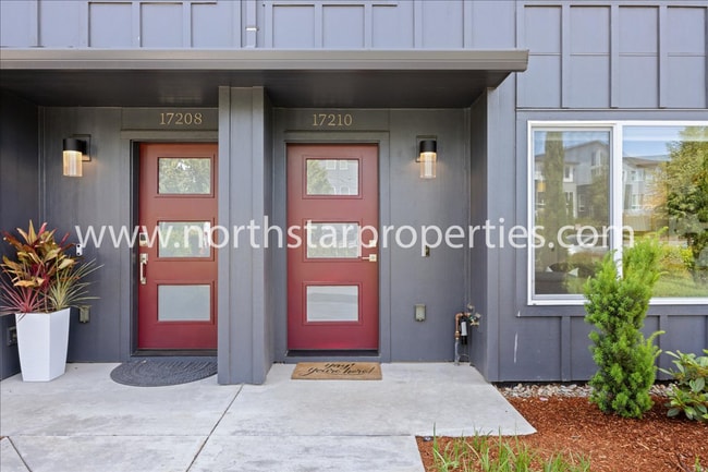 Building Photo - Fresh and Modern Townhome