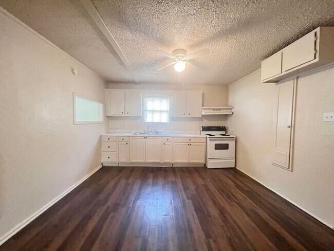 Building Photo - Quaint 3/1 in Carrolton For Rent!
