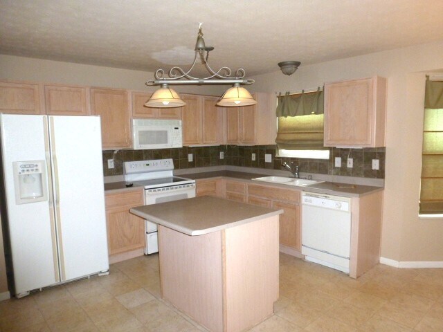 Foto del edificio - 1004 Wild Flower Ln