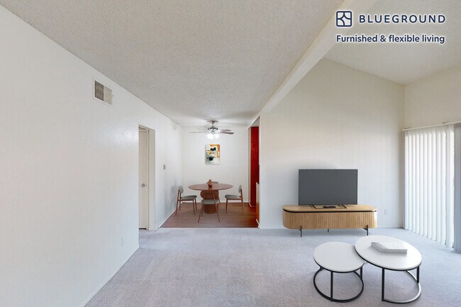 Foto del edificio - 325 S San Dimas Canyon Rd