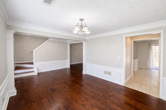 Foto del edificio - Spacious Home with Open Layout in Prime Johns Creek Location