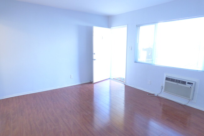 Foto del edificio - 1648 Edgecliffe Dr