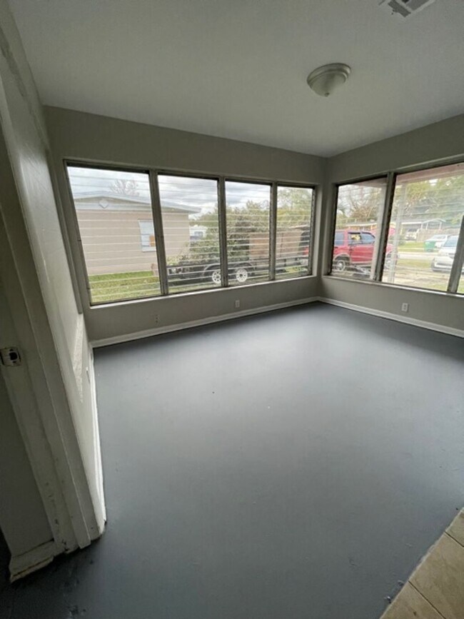 Foto del edificio - FREE 1ST MONTH RENT 3 Bed 2 Bath Home Pet ...