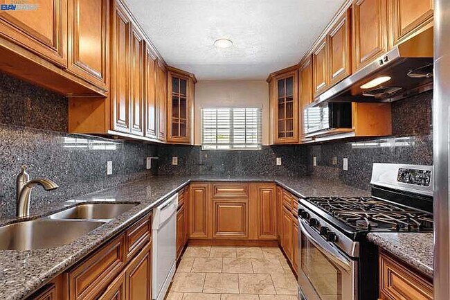 Building Photo - 1172 Huron Ln