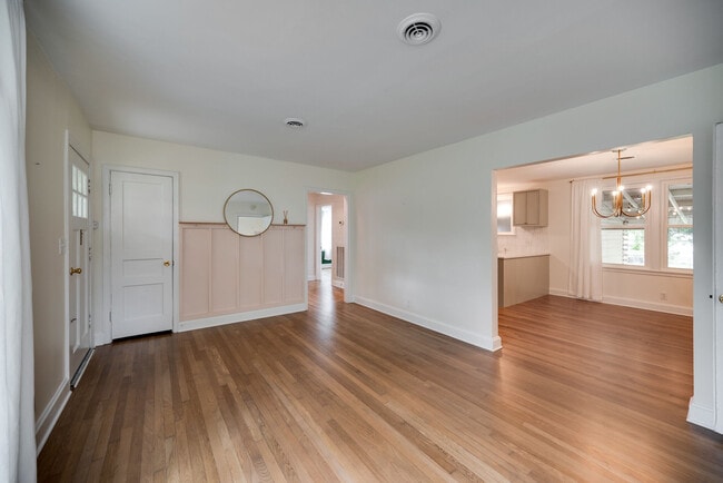 Building Photo - 2312 Modena Dr