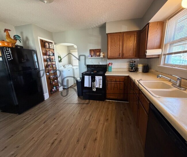 Foto del edificio - 311 S Elm St