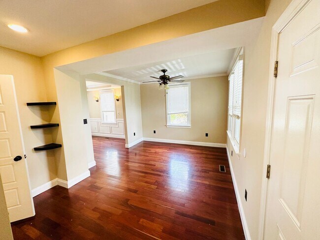 Foto del edificio - 3 br, 3.5 bath House - 9500 BURTON AVE.