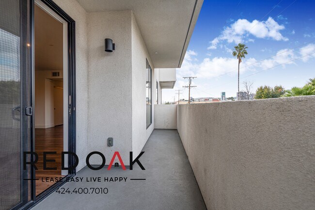 Building Photo - 6 Weeks FREE! Luxurious Three Bedroom with...