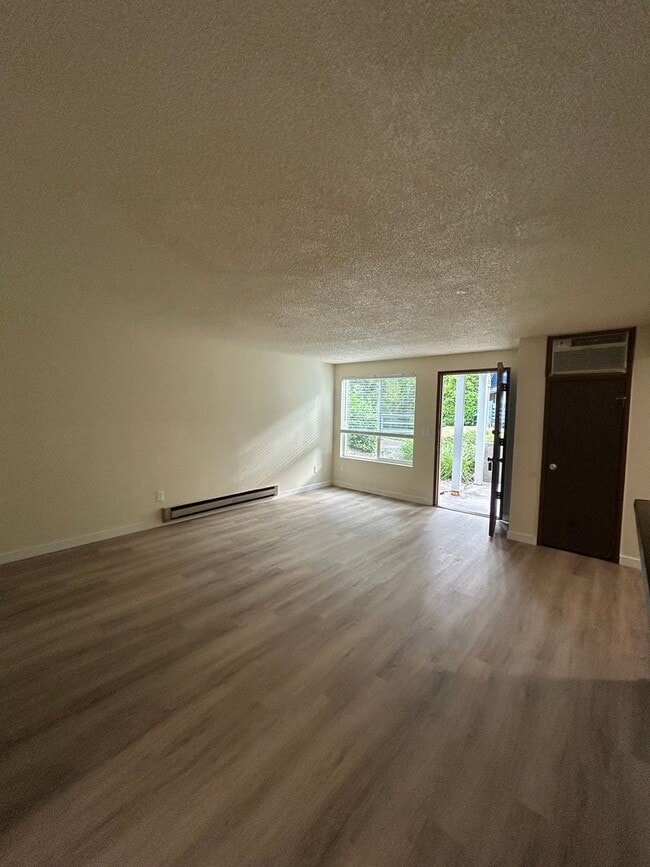 Building Photo - (946) 2780-C - Beautiful Updated 2-bedroom/1-bath