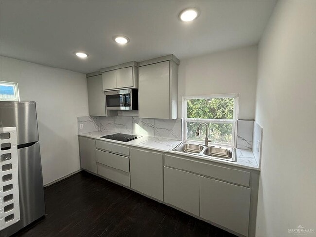 Building Photo - 8 Miller Ave