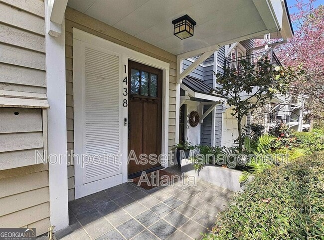 Building Photo - 1438 Hillpine Ln NE