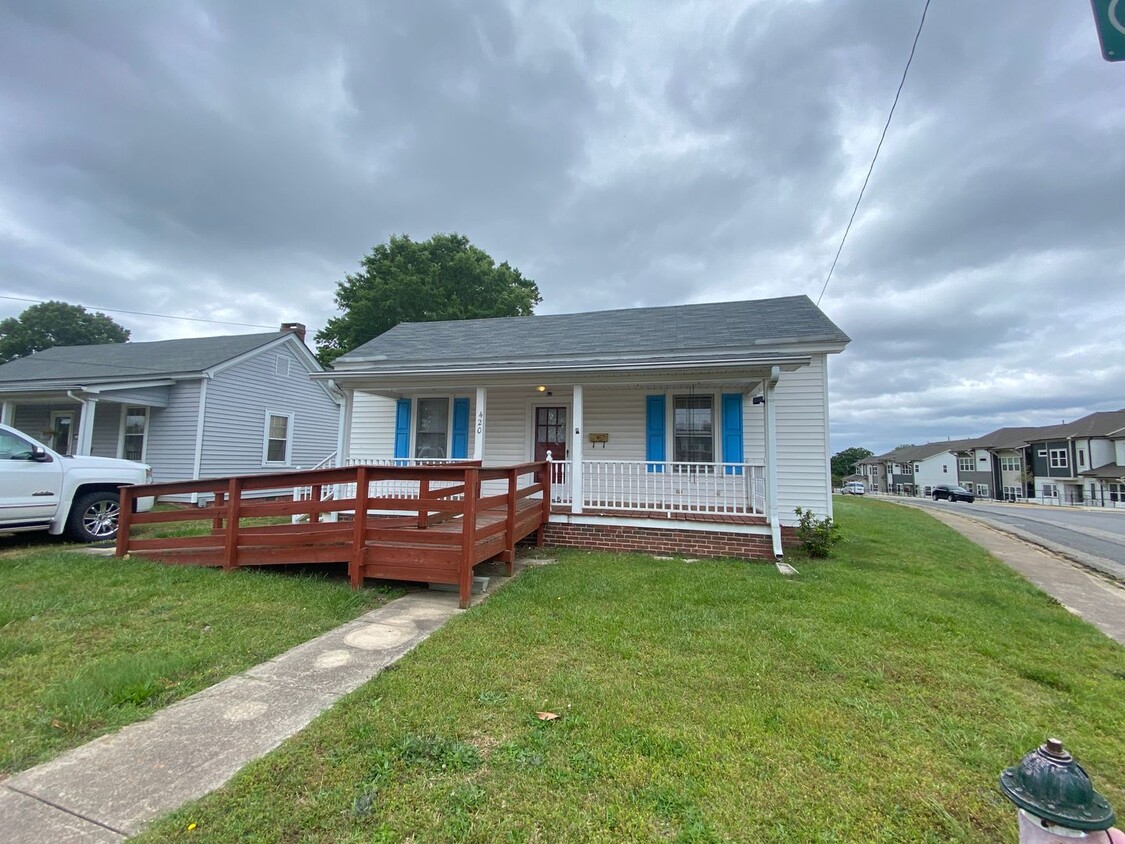 Primary Photo - Large 2 bed 1 bath home located blocks fro...