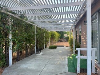 Building Photo - 851 Pine Ave