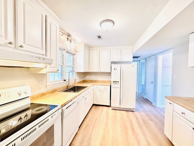 Foto del edificio - Spacious 5-bedroom home situated on a desirable corner lot!