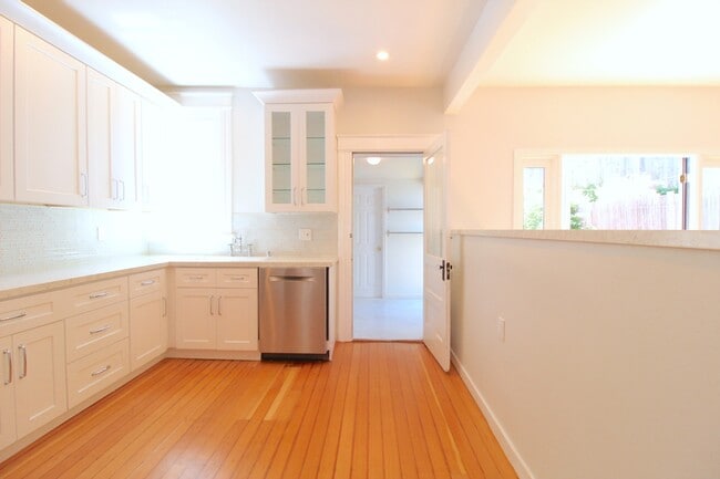 Building Photo - Noe Valley: Renovated Top Floor 2-Story Ap...