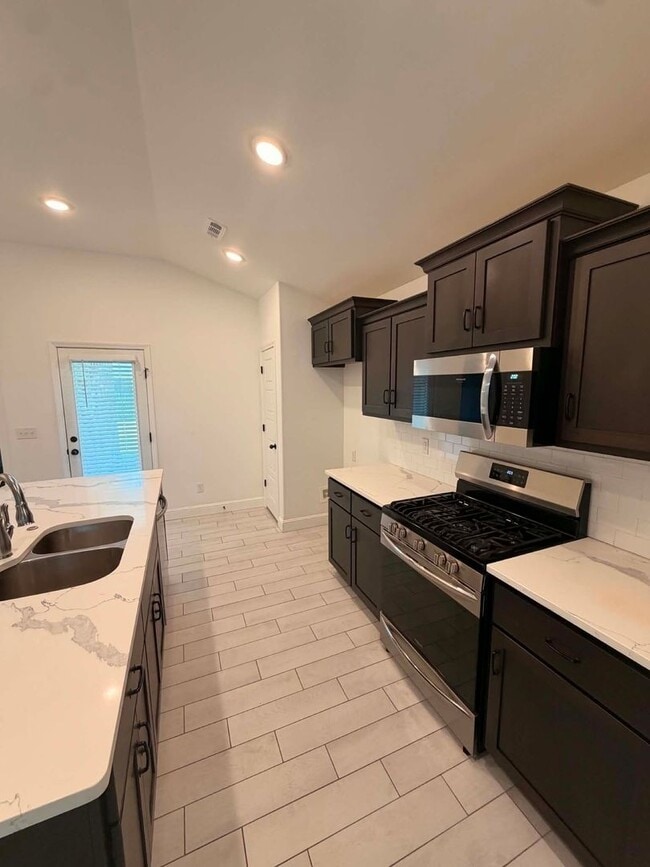 Building Photo - 347 Sidney Ln