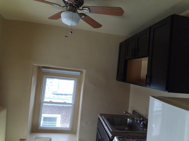Building Photo - 1126 W Rockland St