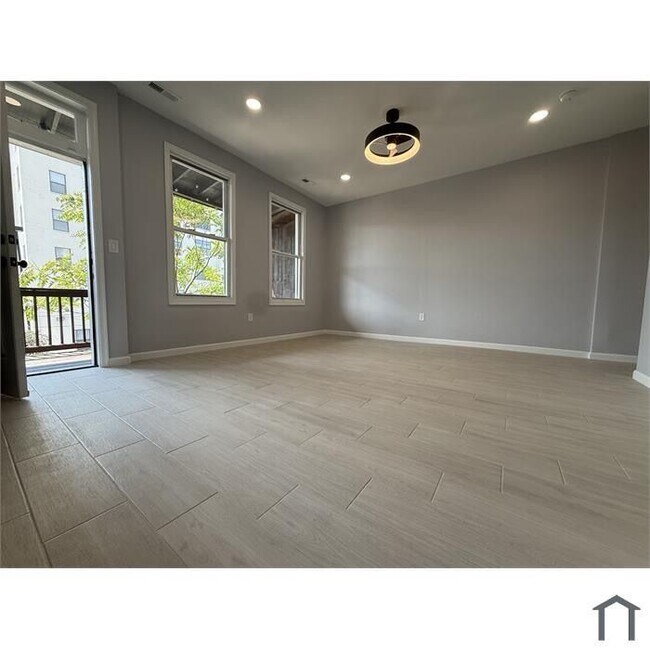 Building Photo - 1354 Girard St NW