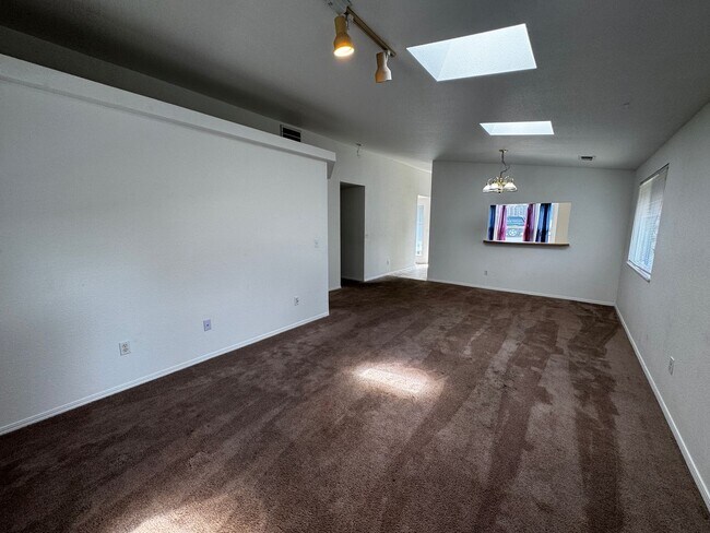 Foto del edificio - Beautiful pet-friendly home in a wooded ar...
