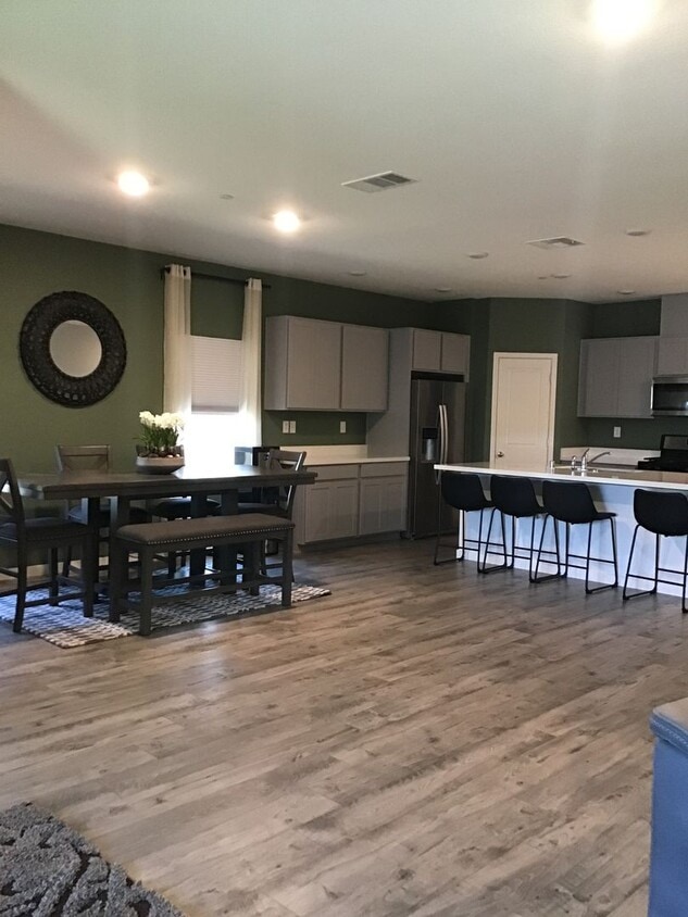 Primary Photo - Beautiful home Near bus/transportation for...