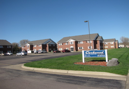 Primary Photo - Parkwood Apartments