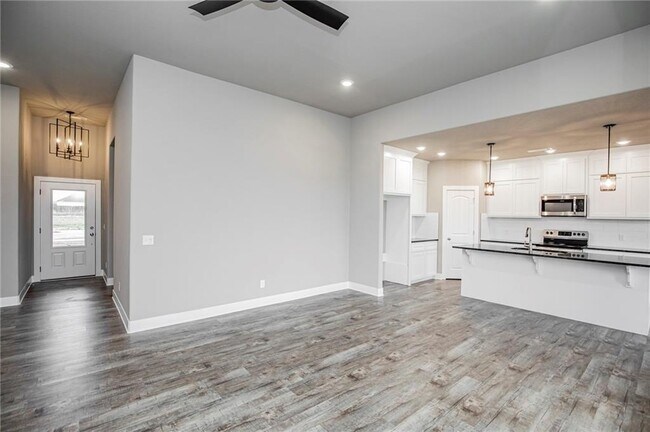 Building Photo - 1048 Parker Ln