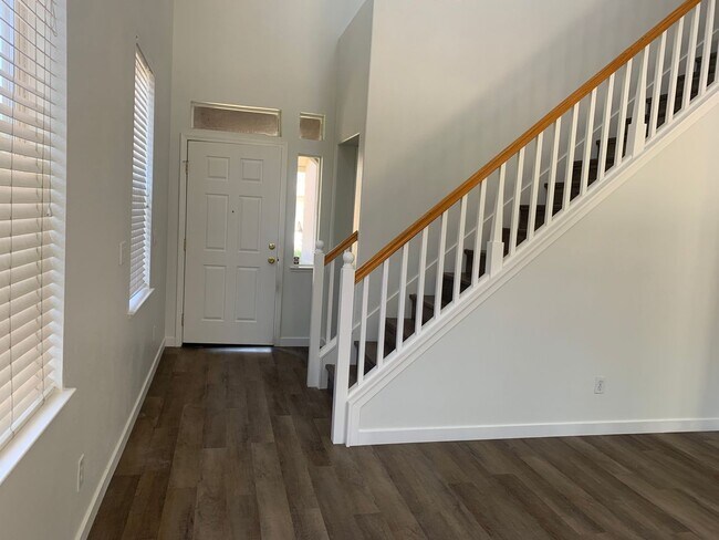 Building Photo - Terrific Brentwood Location!