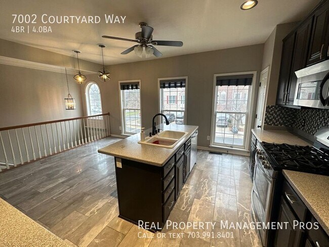 Foto del edificio - 7002 Courtyard Way