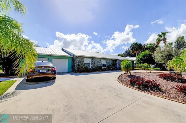 Building Photo - 322 SE Naranja Ave
