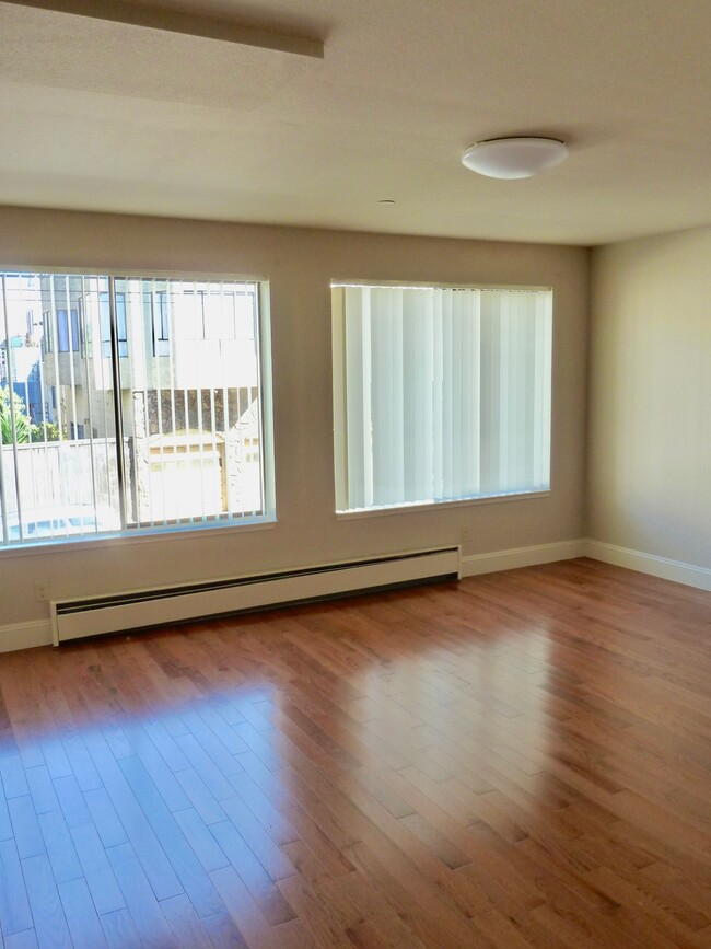 1 BR Hardwood Floors Lvg Rm - 400 Anza St