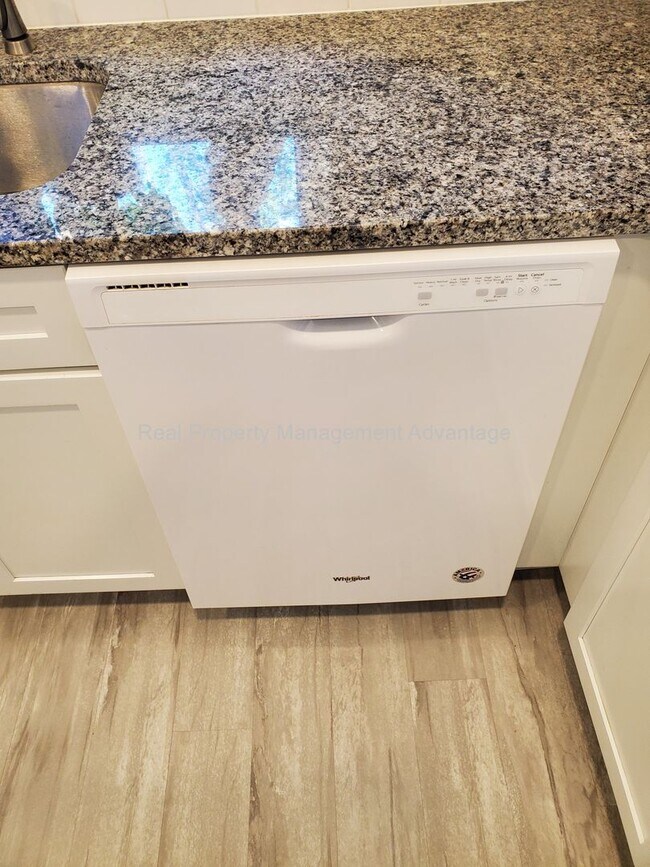 Foto del edificio - 3 Bed/1 Bath with Large Light-Filled Kitchen!