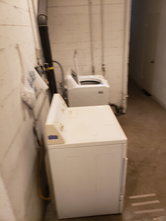 Community Laundry - 100 Termino Ave