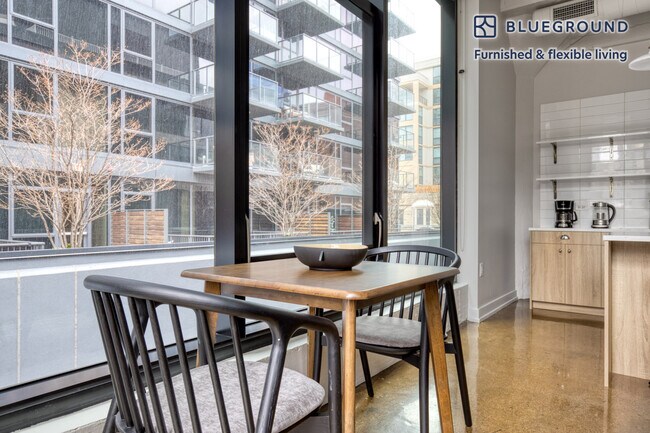 Foto del edificio - 676 North LaSalle Drive-SI FL4-ID897