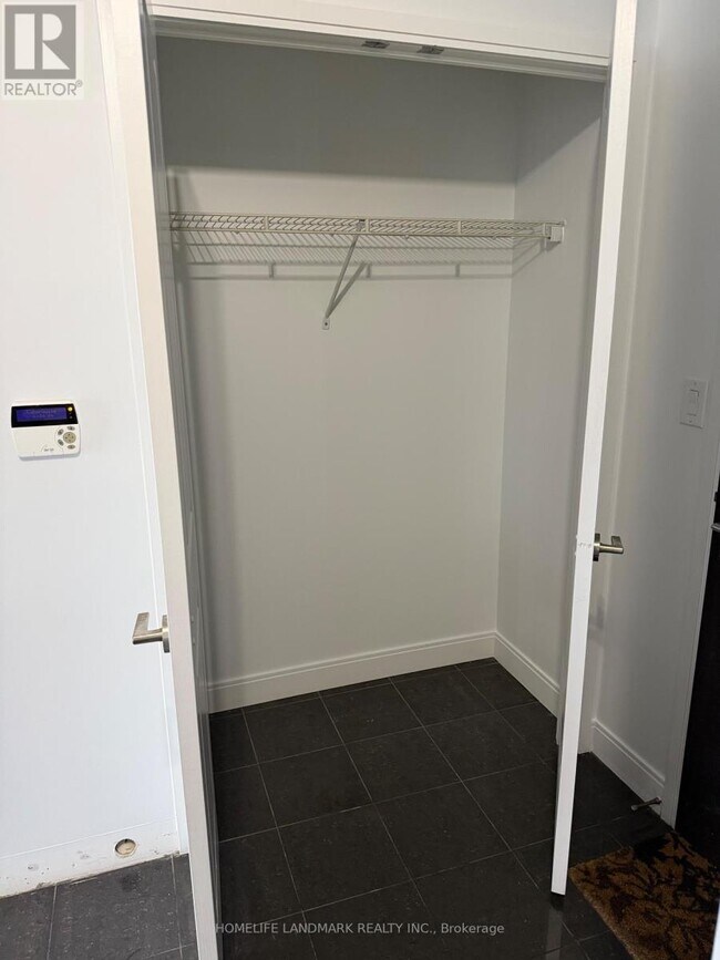 Photo du bâtiment - 60 Absolute Ave