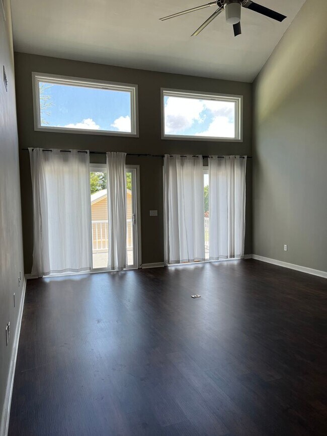 Building Photo - 107 Kingswood Dr
